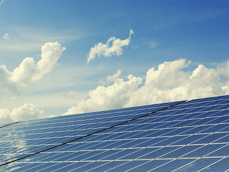 Solar panels in teh sun, solar panels catching sunlight, zonnepanelen in de zon, zonnepanelen met lucht en wolken, solar panels with blue sky