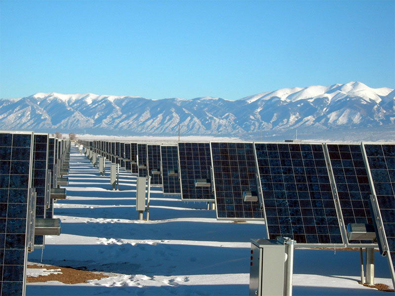 Zonnepanelen in de sneeuw, tink, zonne-energie, bergen, zonenpanelen in berglandschap