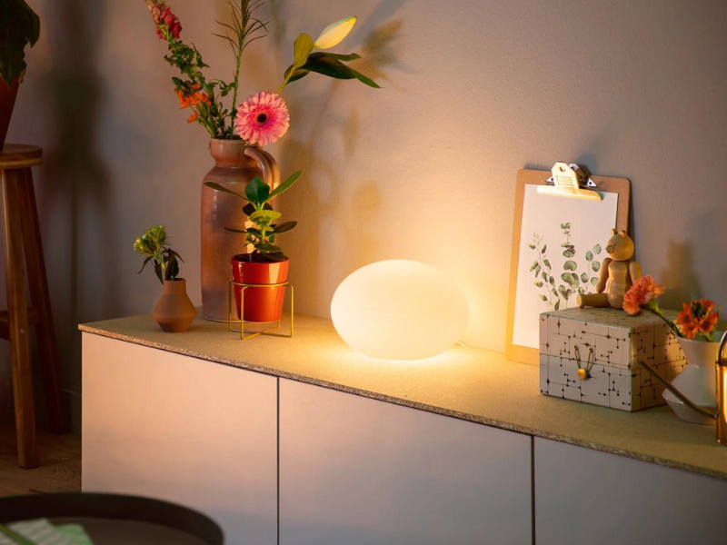 Philips Hue lamp op kast in woonkamer