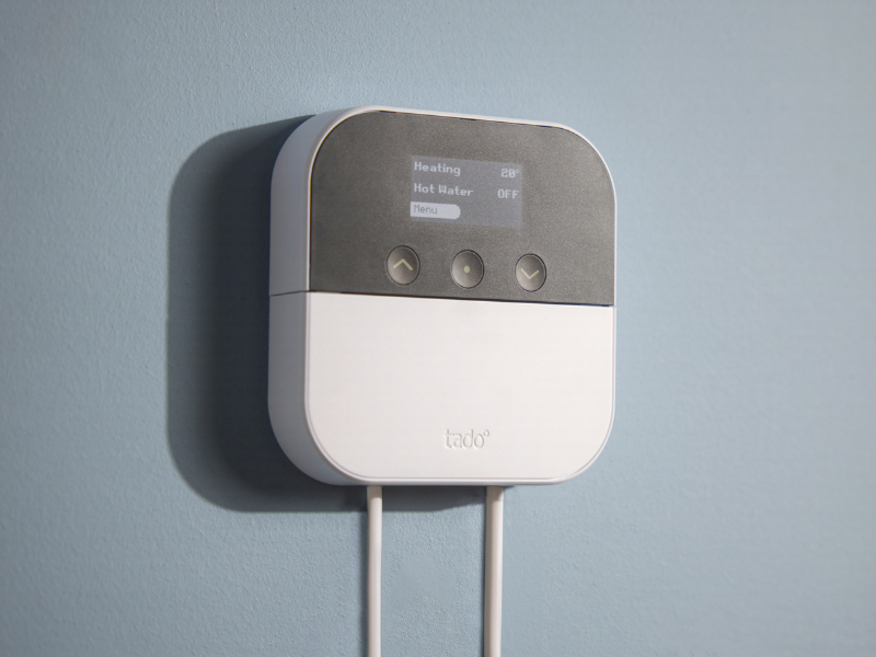 tado° Warmtepomp Optimizer X aan blauwe muur