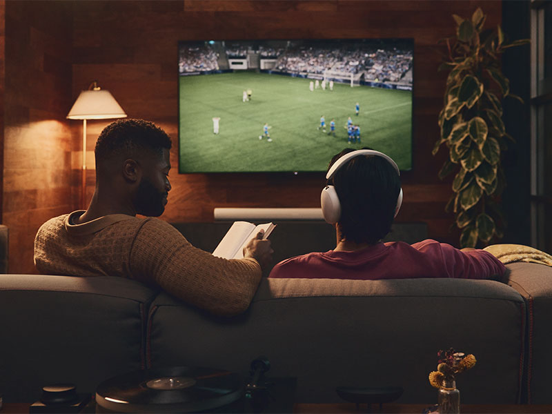 Sonos met soundbar tijdens voetbal kijken