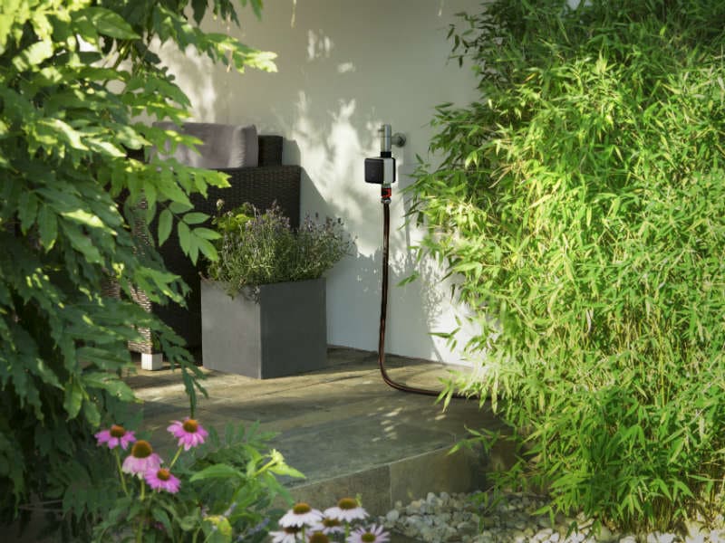 Eve Aqua slimme kraan in tuin die wordt bestuurd door Matter 1.3