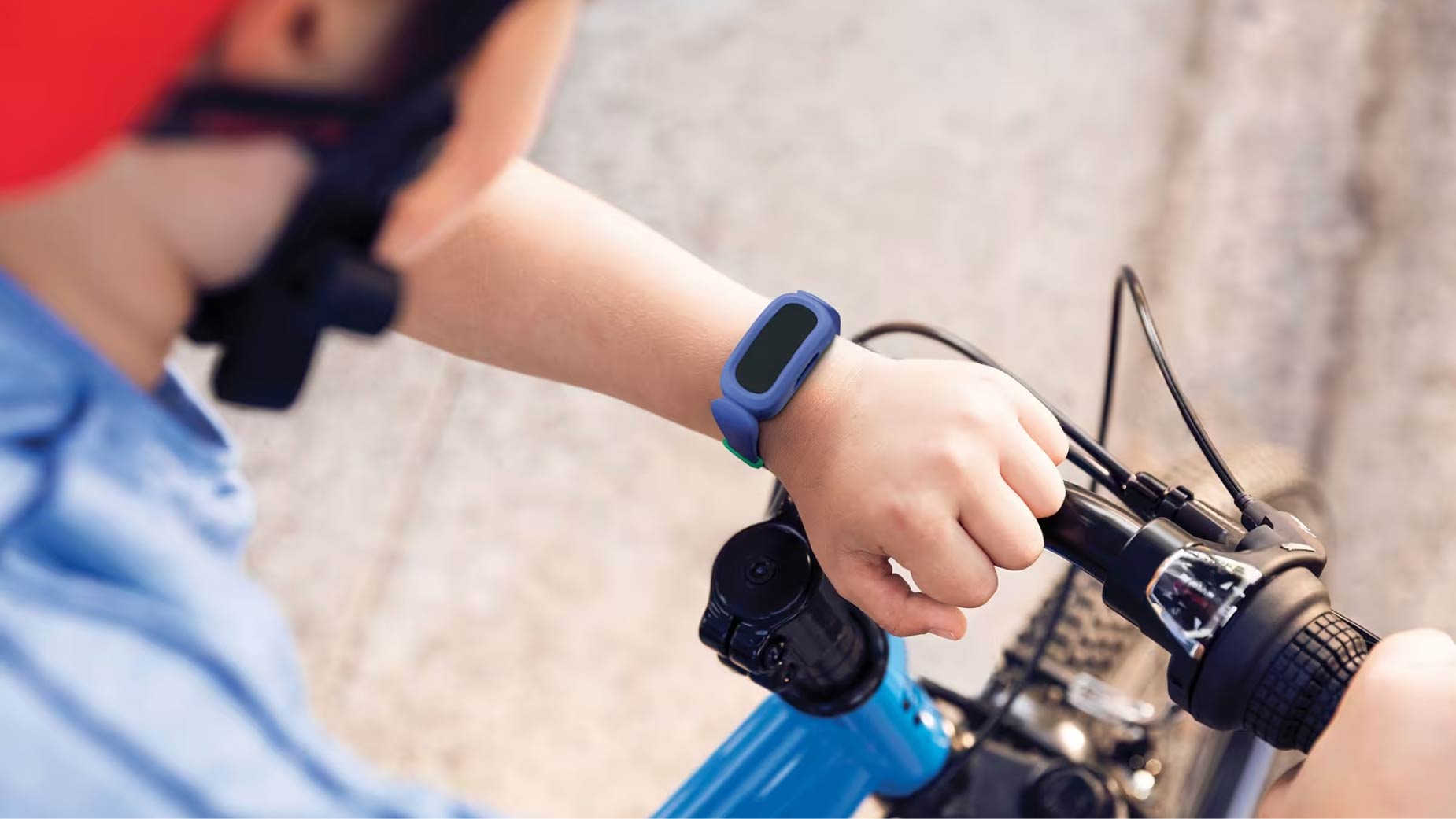 Kind op de fiets met Fitbit Ace 3.